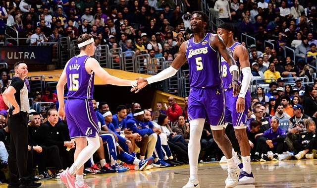 LEYU平台-被恩比德各种打爆！湖人先发中锋突然间在防守端失去了自信心？