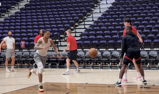 乐鱼电竞-记者：混音热身时专门跑了一套围绕杨瀚森低位策应的传切配合