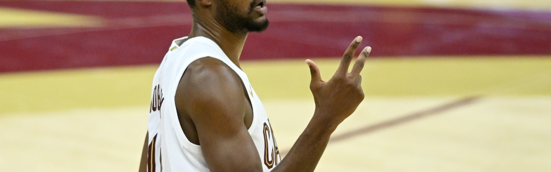 乐鱼vip-持续输出！莫布里转身强攻打成2+1 半节独得11分战平国王全队